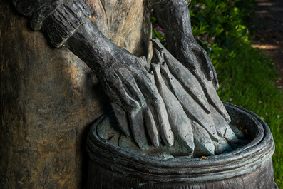 Jan Dekker: 'Sigaarrokende visser', levensgrote gepatineerde bronzen sculptuur