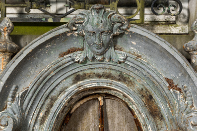 Une paire d'oeuil-de-boeufs en fonte &agrave; d&eacute;cor de mascaron, 19&egrave;me