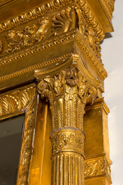 Important miroir de style Empire en bois sculpt&eacute; et dor&eacute; sur pi&egrave;tement en bois &agrave; patine faux-marbre, France, 19&egrave;me