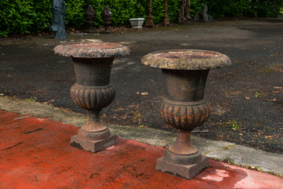 A pair of cast iron Medici garden vases, 19/20th C.