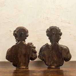 Paire de bustes d'hommes en noyer sculpt&eacute;, 17&egrave;me