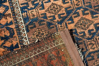 Drie diverse oosterse tapijten, wol op katoen, 20e eeuw