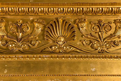 Important miroir de style Empire en bois sculpt&eacute; et dor&eacute; sur pi&egrave;tement en bois &agrave; patine faux-marbre, France, 19&egrave;me