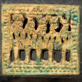 Een opengewerkte Egyptische turquoise geglazuurde amulet-plaquette, 4e-1e eeuw v.C.