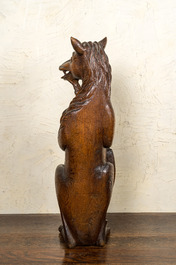 Twee eikenhouten sculpturen van fabeldieren met een schild, 19e eeuw