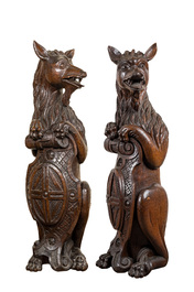 Twee eikenhouten sculpturen van fabeldieren met een schild, 19e eeuw