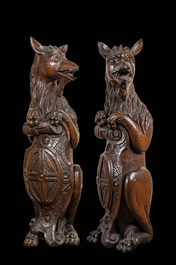 Deux sculptures de cr&eacute;atures mythiques avec un bouclier en ch&ecirc;ne, 19&egrave;me
