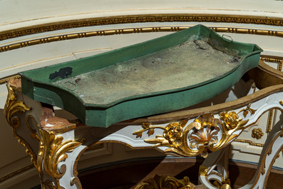 Paire de tables consoles en bois peint et dor&eacute; &agrave; d&eacute;cor de rocailles et une jardini&egrave;re, France, 19/20&egrave;me