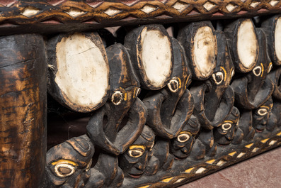 Een Bamileke gepatineerd houten rijkelijk versierd bed, Kameroen, 20ste eeuw