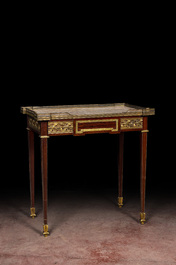 Table d'appoint de style Louis XVI en acajou aux montures en bronze et cuivre et plateau en marbre, 19/20&egrave;me