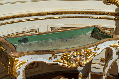 Paire de tables consoles en bois peint et dor&eacute; &agrave; d&eacute;cor de rocailles et une jardini&egrave;re, France, 19/20&egrave;me