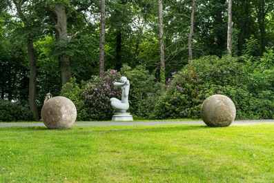 Een paar indrukwekkende uitgewassen betonnen tuinbollen, 20e eeuw