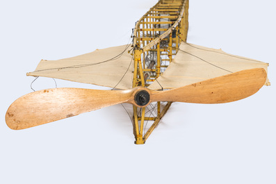 Een grote maquette of prototype van een vliegtuig uit de pioniersperiode van de luchtvaart, 1e helft 20e eeuw