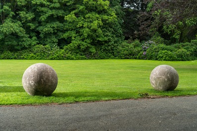 Een paar indrukwekkende uitgewassen betonnen tuinbollen, 20e eeuw