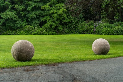 Een paar indrukwekkende uitgewassen betonnen tuinbollen, 20e eeuw