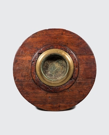 Table basse ronde en bois de pin teint&eacute; fonc&eacute; avec centre en cuivre ou bras&eacute;ro, 19/20&egrave;me