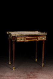 Table d'appoint de style Louis XVI en acajou aux montures en bronze et cuivre et plateau en marbre, 19/20&egrave;me