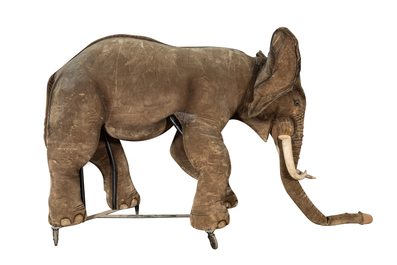 Een museale zeer grote pluchen olifant als expositiemodel voor een verdeler, Steiff, Duitsland, 20e eeuw