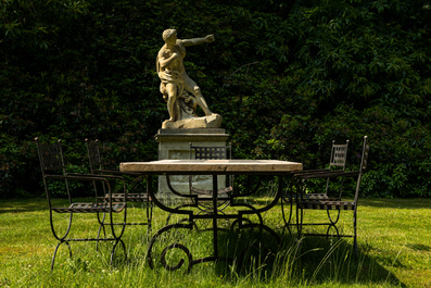 Een smeedijzeren tafel met bovenblad in leisteen en hout en zes stoelen, 20e eeuw