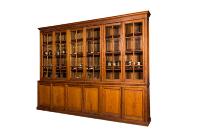 Een grote pitch pine bibliotheekkast, 20e eeuw