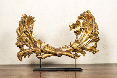 A pair of gilt wooden laurel wreaths, 18th C.