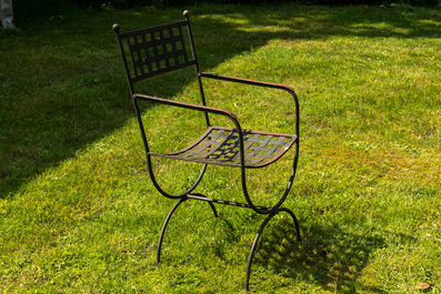 Een smeedijzeren tafel met bovenblad in leisteen en hout en zes stoelen, 20e eeuw