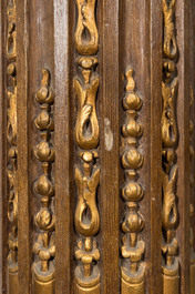 Een deels verguld houten portaal met twee zuilen met Ionische kapitelen, 18/19e eeuw