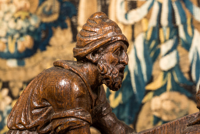 Fragment de retable en ch&ecirc;ne sculpt&eacute; figurant 'Le voile de Sainte V&eacute;ronique et Christ sur la route du Calvaire', Flandres, 16&egrave;me