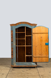 Een Duitse polychrome houten linnenkast met &eacute;&eacute;n deur, gedat. 1853