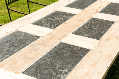 Een smeedijzeren tafel met bovenblad in leisteen en hout en zes stoelen, 20e eeuw