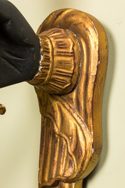 Een paar Italiaanse verguld en gezwart houten kaarsenhouders in de vorm van 'Moorse handen', 20e eeuw