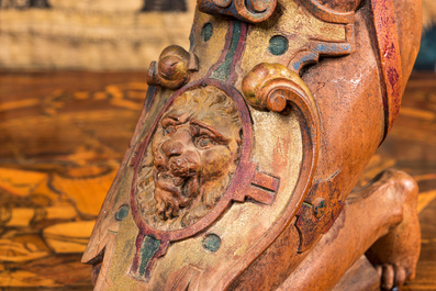 Een polychrome houten steunbalk in de vorm van een knielende soldaat, 18/19e eeuw