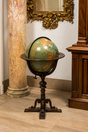 Een grote Amerikaanse bibliotheekglobe met notenhouten standaard, Williams-Pridham/ W &amp; A.K. Johnston Ltd., begin 20e eeuw