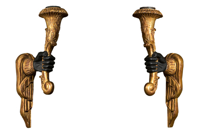 Een paar Italiaanse verguld en gezwart houten kaarsenhouders in de vorm van 'Moorse handen', 20e eeuw