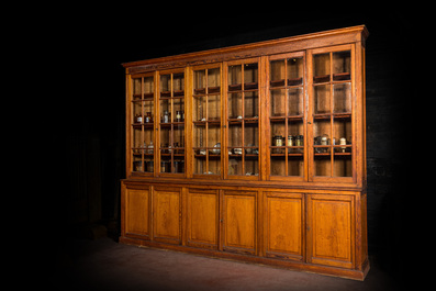 Een grote pitch pine bibliotheekkast, 20e eeuw