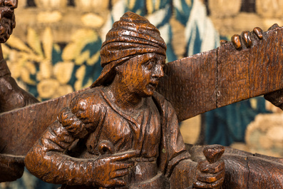 Fragment de retable en ch&ecirc;ne sculpt&eacute; figurant 'Le voile de Sainte V&eacute;ronique et Christ sur la route du Calvaire', Flandres, 16&egrave;me