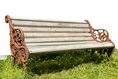 Een gietijzeren en houten tuinbank, 20ste eeuw