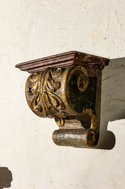 Een vergulde en gepolychromeerde houten wandconsole, 19e eeuw