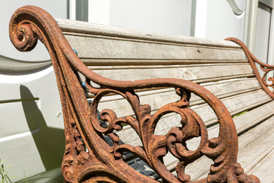 Een gietijzeren en houten tuinbank, 20ste eeuw