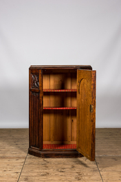 Cinq armoires &agrave; une porte de style n&eacute;o-gothique en ch&ecirc;ne richement sculpt&eacute;es, 19/20&egrave;me