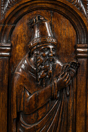 Cinq armoires &agrave; une porte de style n&eacute;o-gothique en ch&ecirc;ne richement sculpt&eacute;es, 19/20&egrave;me