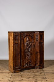 Cinq armoires &agrave; une porte de style n&eacute;o-gothique en ch&ecirc;ne richement sculpt&eacute;es, 19/20&egrave;me