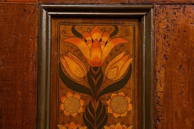 Een Hongaarse polychrome houten driedeurskast met floraal decor, 19e eeuw