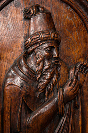 Cinq armoires &agrave; une porte de style n&eacute;o-gothique en ch&ecirc;ne richement sculpt&eacute;es, 19/20&egrave;me