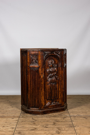 Cinq armoires &agrave; une porte de style n&eacute;o-gothique en ch&ecirc;ne richement sculpt&eacute;es, 19/20&egrave;me