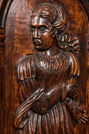 Cinq armoires &agrave; une porte de style n&eacute;o-gothique en ch&ecirc;ne richement sculpt&eacute;es, 19/20&egrave;me