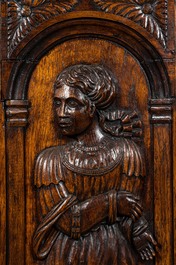 Cinq armoires &agrave; une porte de style n&eacute;o-gothique en ch&ecirc;ne richement sculpt&eacute;es, 19/20&egrave;me