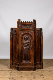 Cinq armoires &agrave; une porte de style n&eacute;o-gothique en ch&ecirc;ne richement sculpt&eacute;es, 19/20&egrave;me