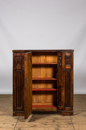 Cinq armoires &agrave; une porte de style n&eacute;o-gothique en ch&ecirc;ne richement sculpt&eacute;es, 19/20&egrave;me