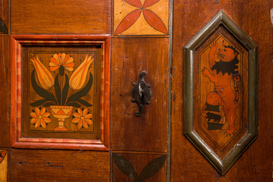 Une armoire &agrave; trois portes en bois polychrome &agrave; d&eacute;cor floral, Hongrie, 19&egrave;me